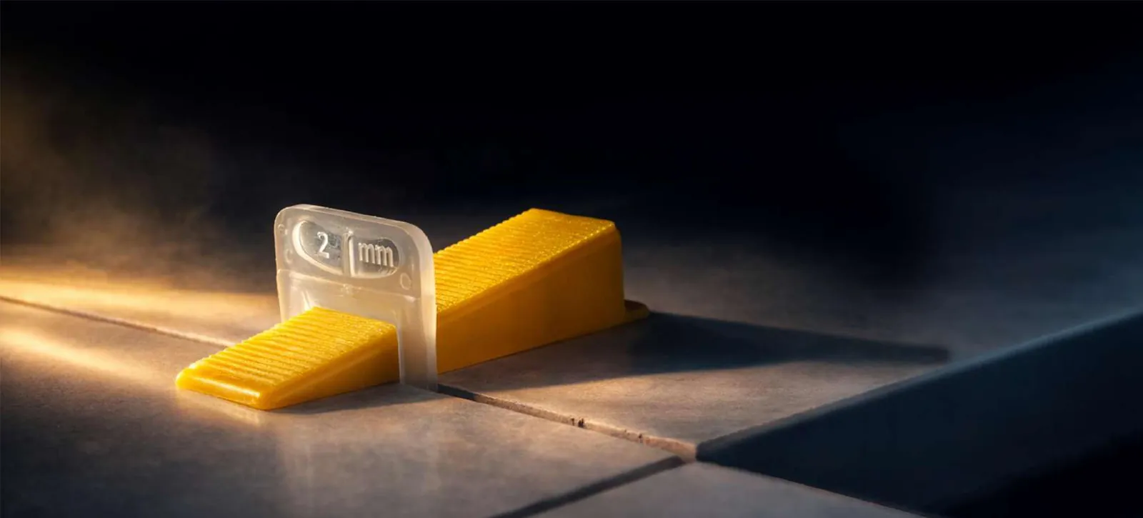 Levelingclip ILM-CL-2.0 voor 2 mm voegbreedte met kegg op een tegelvloer