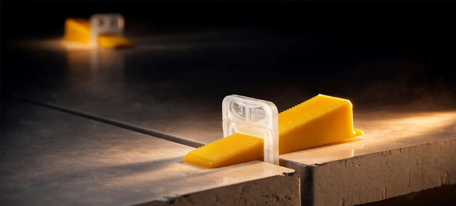 Levelingclip ILM-CL-3.0 voor 3 mm voegbreedte met kegg op een dikke tegel