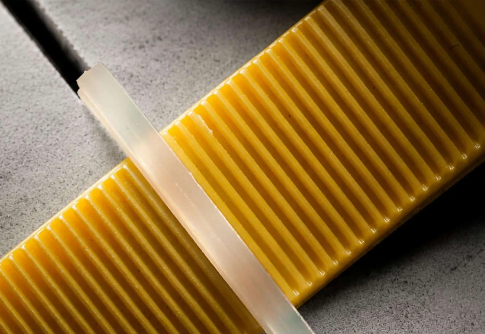 Close-up van een gele kegg ILM-WD-100 in een levelingclip