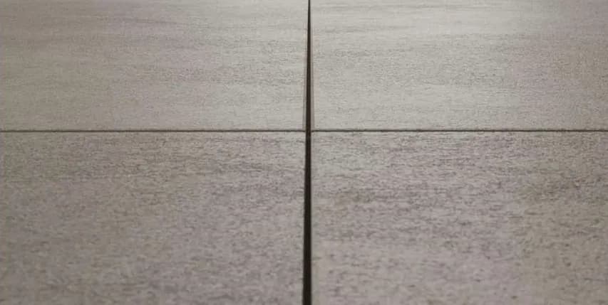 Dezelfde tegelvloer met levelingsysteem: de tegels liggen vlak en gelijk
