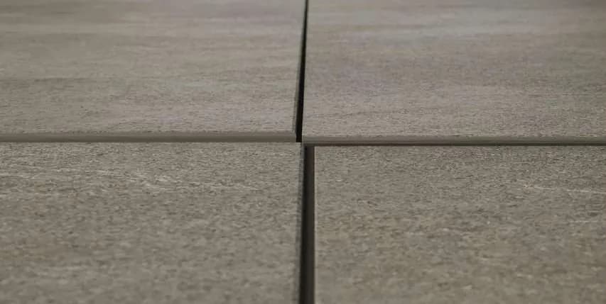 Tegelvloer zonder levelingsysteem met hoogteverschil tussen de tegels