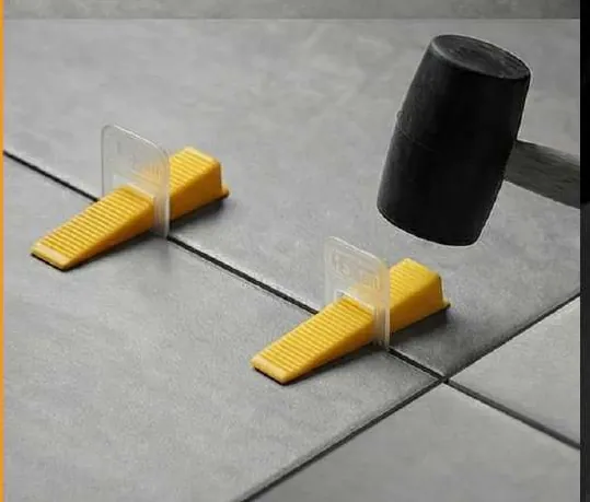 Clips wegtikken met een rubberen hamer in de richting van de voeg
