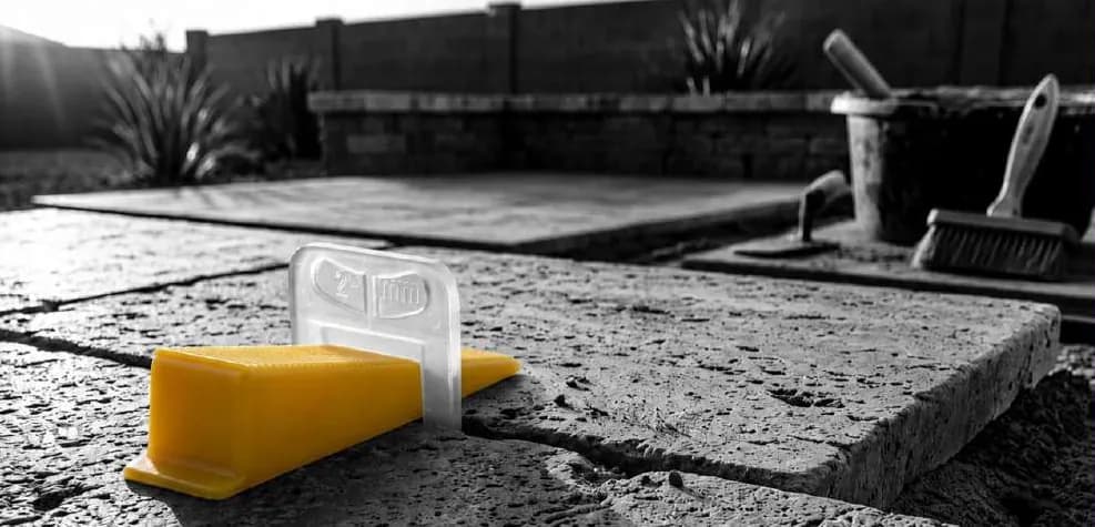 Buitenclip van 2 mm voegbreedte op dikke terrastegels