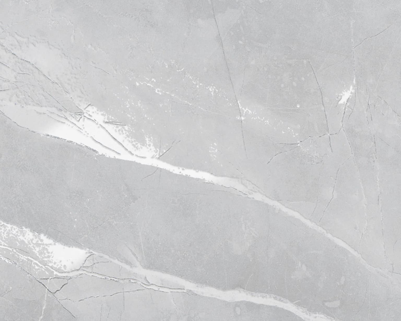 Essence Grey, carrelage ceramique effet pierre naturelle gris avec finition mat structuré